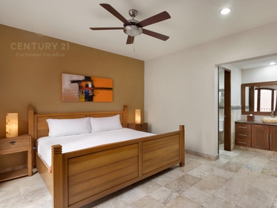 Doomos. Lujoso Condominio en Venta 3 Hab en 5ta Avenida Playa del Carmen P3892