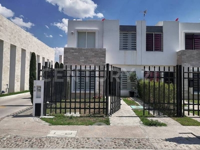 Se vende hermosa casa AMUEBLADA.