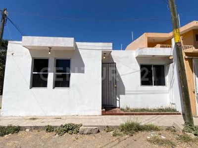 CASA EN VENTA EN FRACCIONAMIENTO BUGAMBILIAS