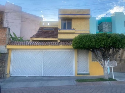 CASA a 3 cuadras de la Universidad de la Salle Bajío en LOMAS DEL SOL en VENTA