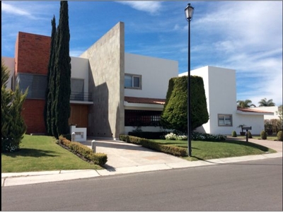 Casa en venta en El Campanario, muy cerca del Club de Golf, 1600 m2 de TERRENO