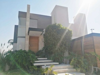 Casa en venta en Lomas de Gran Jardín León Guanajuato de 3 niveles con bar