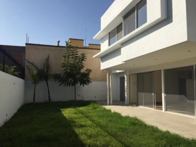 En Venta Preciosa Residencia en Villas del Mesón, 500 m2 Terreno, Gran Jardín,.