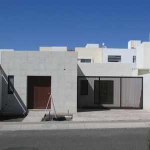 Estrena Casa de UNA PLANTA en El Refugio, Terreno de 265 m2, 3 Recamaras, Lujo