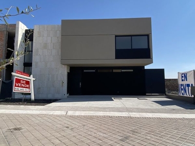 Estrena Residencia en Lomas del Campanario, Jardín, 4ta Recamara en PB