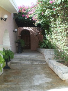 Hermosa residencia en la privada Rinconada Chuburna, Mérida