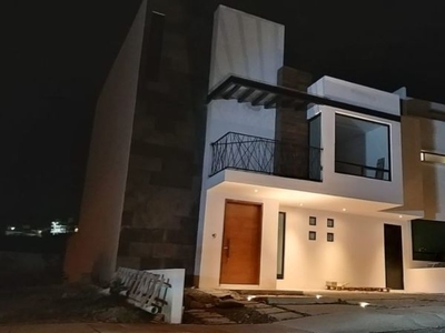 Hermosa Residencia en Zibatá, Jardín, Doble Altura, Cto Serv, 3 Recamaras, Lujo