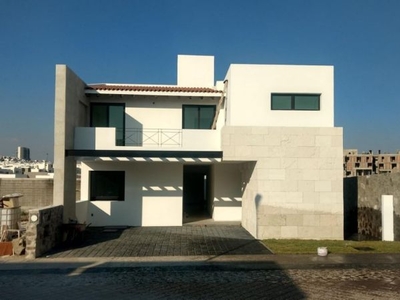 Preciosa Casa en La Vista Residencial, de AUTOR, 4ta Rec en PB, Jardín, Alberca