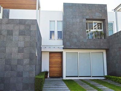 Preciosa Casa en Punta Juriquilla por la UVM, 4 Recamaras, una en PB, Alberca,..