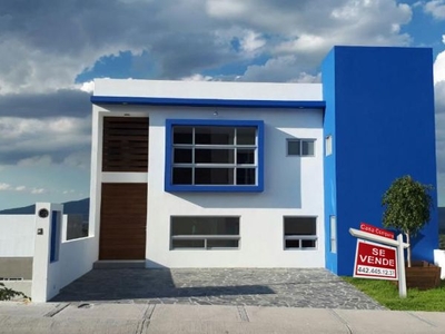 Preciosa Residencia en ZIBATA - 3 Recámaras, 4 Baños, Estudio, Jardín, LUJO