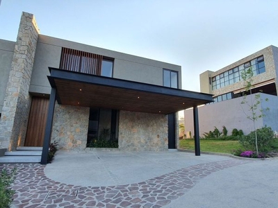 Residencia en Altozano, Jardín, Colinda con Área Verde, Cuarto de Servicio, Lujo