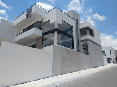 Residencia en Lomas de Juriquilla, 4 Niveles, Esquina, Diseño Minimalista, Autor