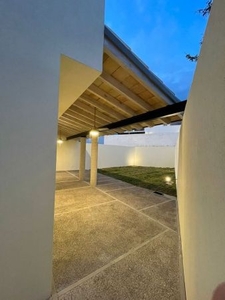 Se Vende Casa en El Refugio, Diseño de Autor, Jardín, Cto Servi, Pasillo Lateral