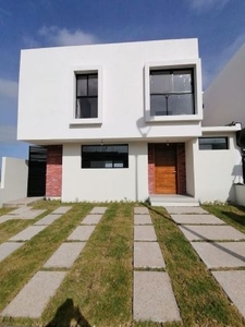 Se Vende Casa en Zibata, Hermosa Residencia, con Diseño de Autor !!