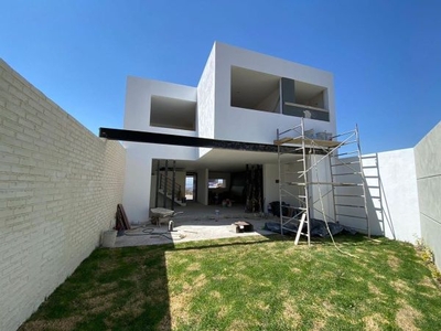 Se Vende Residencia en El Refugio, Lindo Jardín, Equipada, de SUPER LUJO !!