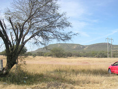 Estupendo terreno a pie de carretera