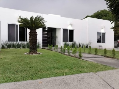 CASA DE UN NIVEL EN VENTA DE 4 RECAMARAS Y ALBERCA EN FRACC. LOMAS DE COCOYOC