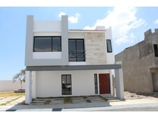 Doomos. Casa en Venta Conjunto Horizontal 4 recámaras en Zibata Queretaro