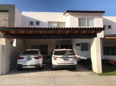 se renta casa en lomas de juriquilla, jardín, cto serv, 4ta recamara en pb