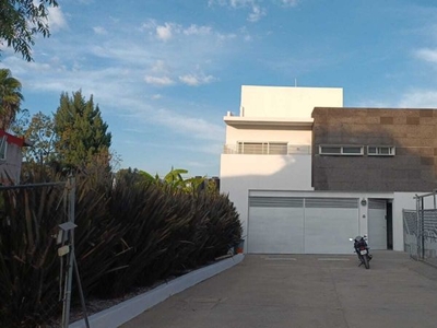Casa Moderna en venta en Privada Lomas Tzompantle Cuernavaca