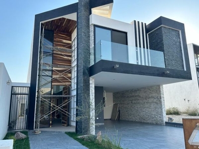 Increible proyecto casa en venta 4 recamaras en La Campiña en León Guanajuato