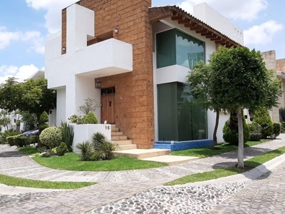 Venta Casa en Esquina estilo Mexicano Contemporáneo Parque Terranova Lomas II