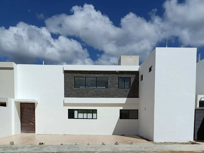 Casa Con Piscina Y 4 Recámaras Al Norte De Mérida Con 480m2