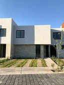 Hermosa Casa en Altos Juriquilla, Jardín, Estudio, 3 Recamaras, Alberca, 2.5 Bañ