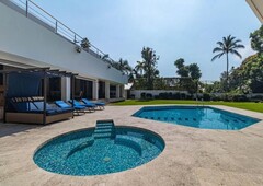 hermosa residencia moderna con acabados de lujo ubicada en palmira, cuernavaca