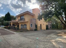 HERMOSA RESIDENCIA EN BUGAMBILIAS DENTRO DE COTO EN GUADALAJARA FRENTE BOSQUE