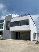 ESPECTACULAR RESIDENCIA NUEVA DENTRO DE COTO EN LOS ROBLES ZAPOPAN MARIA OTERO