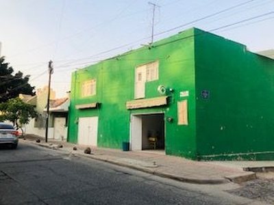 Casa con locales comerciales en el Salto, Jalisco