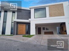 CASA EN VENTA EN ZONA CANTERAS CON ALBERCA FRENTE A PARQUE