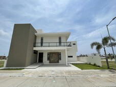 doomos. rio del dorado, casa en venta con recámara en planta baja, jardín y estancia de tv