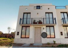 casa en 4 habitaciones y cuarto de servicio en privada con amenidades muy céntrico