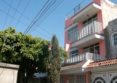 CASA EN GUADALAJARA DE 4 PISOS, ACEPTO OFERTAS.