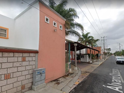 Doomos. Casa en Condominio con Alberca En San Juan del Rio, Queretaro. Remate