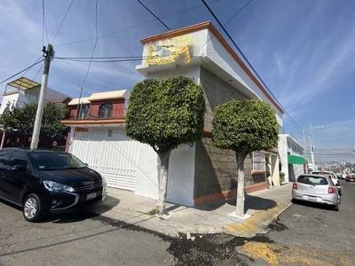 Casa en esquina con excelente ubicación en Querétaro