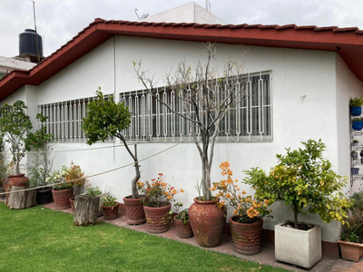 Amplia Y Muy Cómoda Casa, De Una Planta. 5 Estac