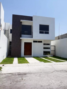 Casa De 2 Plantas Con 3 Recamaras En Residencial Santa Fe Corregidora, Querétaro