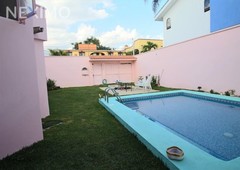 CASA EN VENTA CON SEGURIDAD, JARDIN, ALBERCA Y BALCON EN LOMAS DE CORTES CUERNAVACA, MORELOS