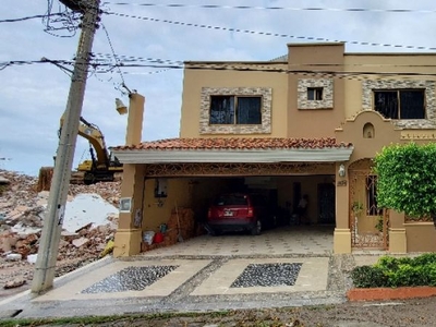Casa con Alberca privada en Lomas de Mazatlán
