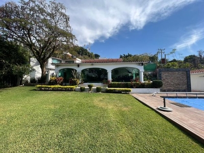 CASA EN VENTA EN LOMAS DE CUERNAVACA MORELOS JARDIN ALBERCA