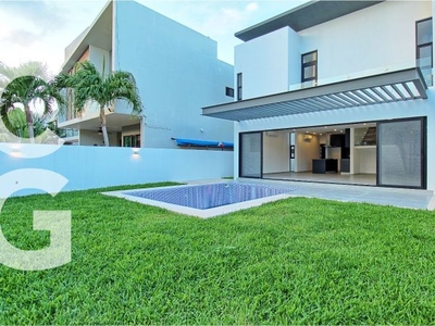 Casa en Venta en Residencial Lagos del Sol con Alberca y Jardin