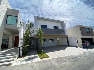 Casa en venta en zona El Uro, Laderas Carretera Nacional, equipada.