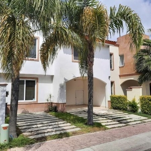 Casa estilo californiano en Venta en Residencial El Refugio