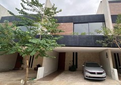 HERMOSO TOWNHOUSE EN MONTEBELLO AMUEBLADO