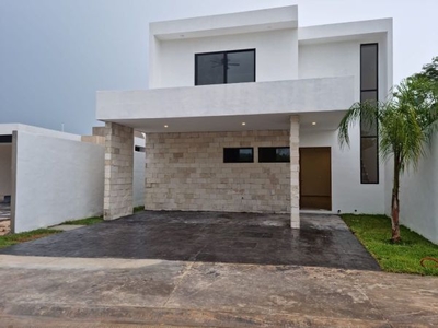 Casa de cuatro recamaras en el Residencial Aire Puro, San Ignacio, Yucatán