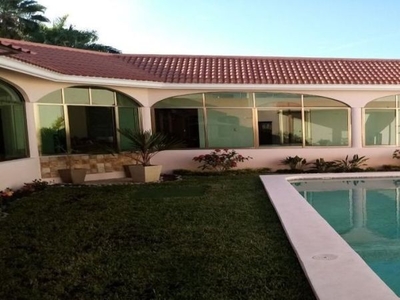 Casa residencial con 4 recamaras y piscina, en venta, en Monterreal
