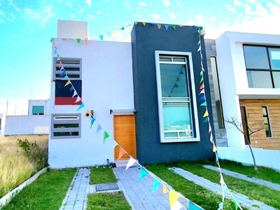 Se Vende Casa en Grand Juriquilla, Jjardín, 3 Habitaciones, de OPORTUNIDAD !!
